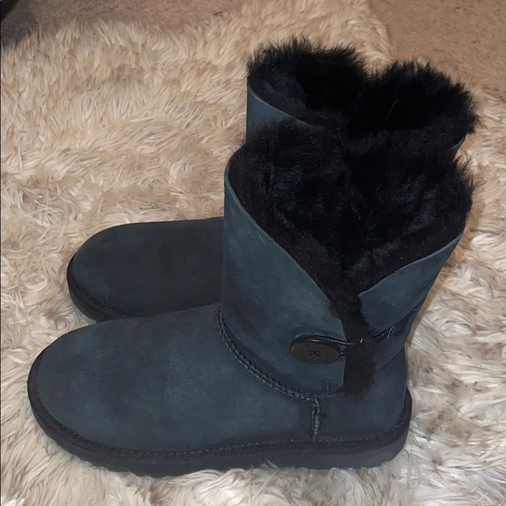 UGGS Black Bailey Button Short